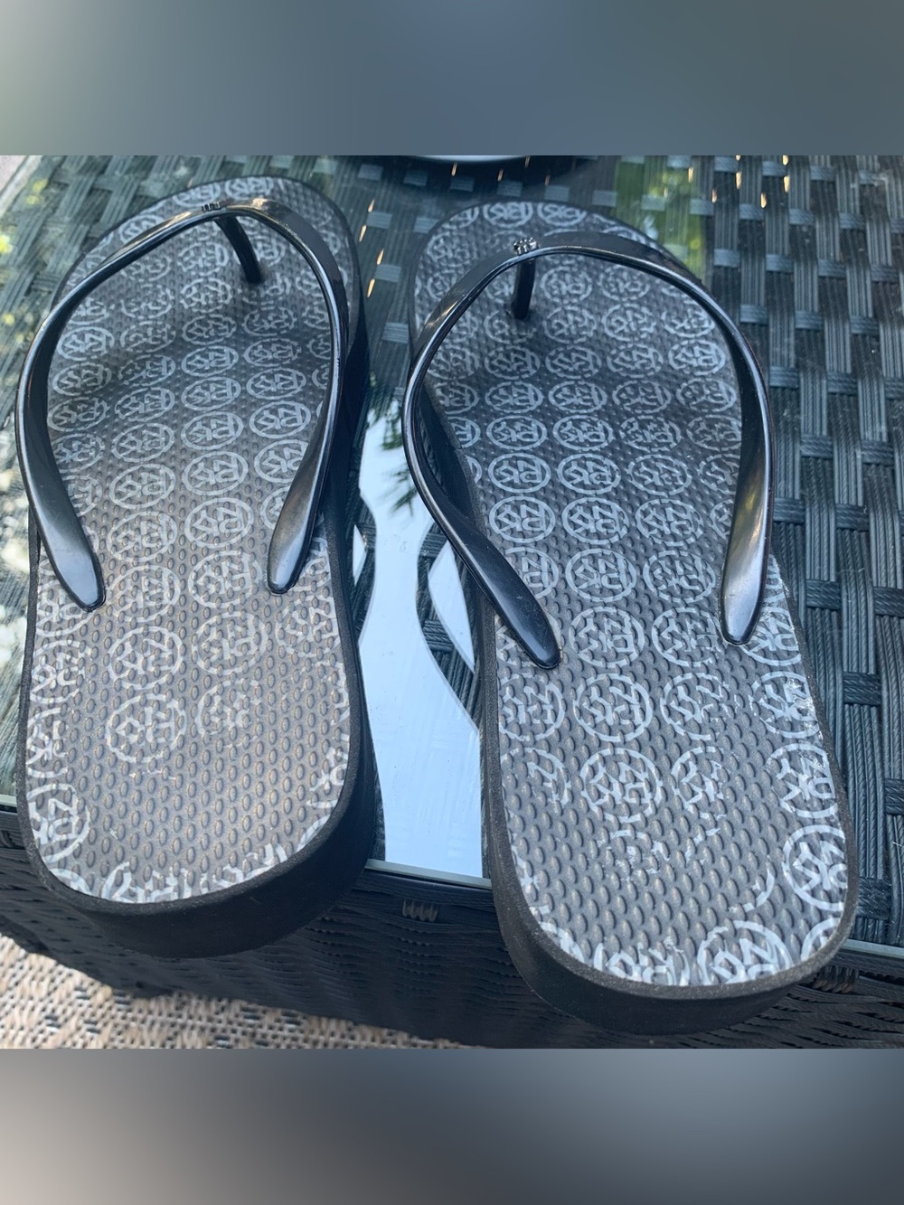 DKNY Platform Designer Flip Flops with Metal Logo Toe Detail  women’s size 8 - Picture 6 of 7